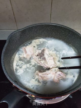 猪骨煲菜干的做法步骤：1