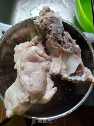 猪骨煲菜干的做法步骤：2