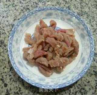瘦肉丝芹炒叶炒年糕的做法步骤：2
