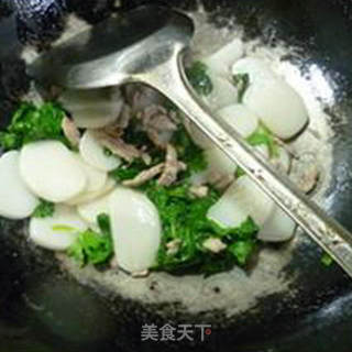 瘦肉丝芹炒叶炒年糕的做法步骤：9