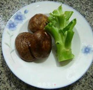 菌菇杂炒西兰花梗的做法步骤：1