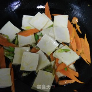 老干妈炒千叶豆腐的做法步骤：5