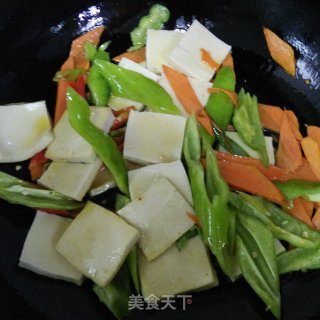 老干妈炒千叶豆腐的做法步骤：6