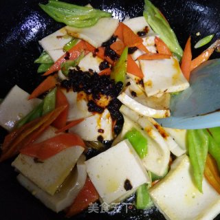 老干妈炒千叶豆腐的做法步骤：7
