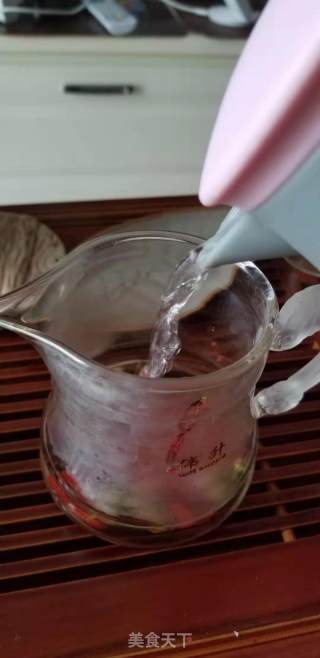 枸杞玫瑰菊花茶的做法步骤：3
