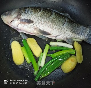 西红柿鲫鱼豆腐汤的做法步骤：3