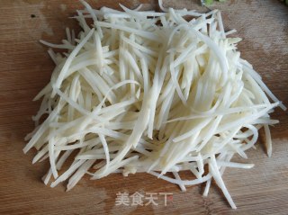 土豆丝炒韭菜的做法步骤：1