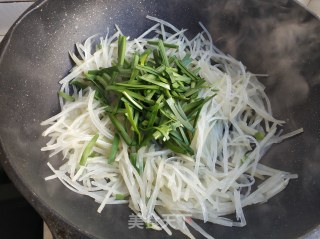 土豆丝炒韭菜的做法步骤：7