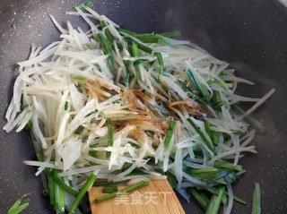 土豆丝炒韭菜的做法步骤：8