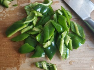 青椒熘肉片的做法步骤：1