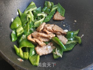 青椒熘肉片的做法步骤：9