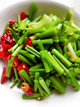 芹菜梗爆炒熟牛腩的做法步骤：2