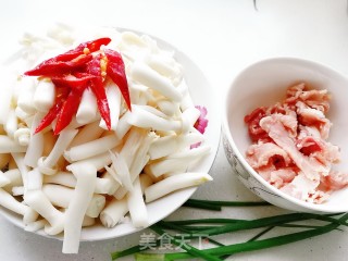 肉炒蟹味菇的做法步骤：2