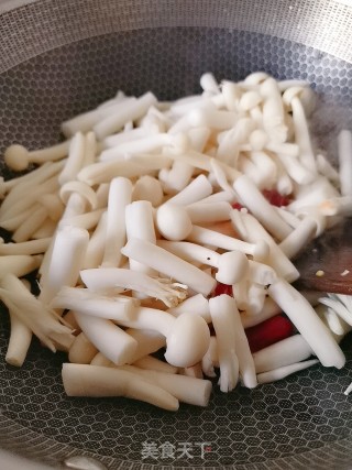 肉炒蟹味菇的做法步骤：4