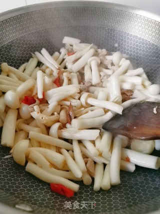 肉炒蟹味菇的做法步骤：5