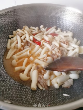 肉炒蟹味菇的做法步骤：6