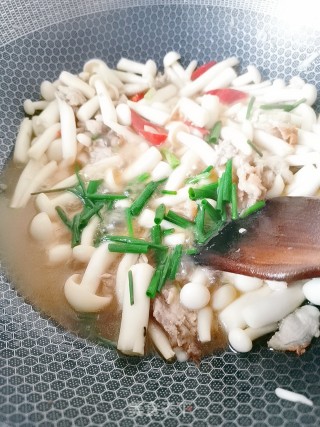 肉炒蟹味菇的做法步骤：7