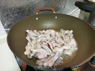 紫苏牛蛙煲的做法步骤：2