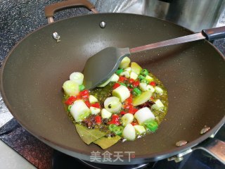 紫苏牛蛙煲的做法步骤：3