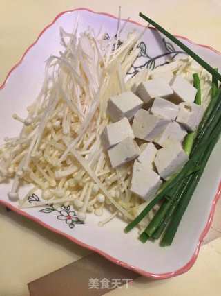 金针菇肉丸汤的做法步骤：2