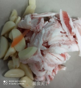 五花肉炒粉丝包菜的做法步骤：1