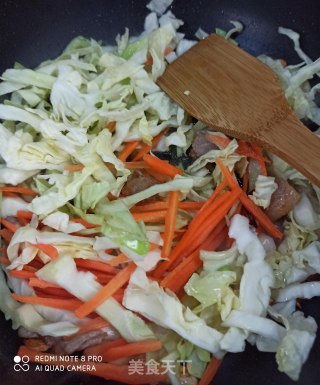 五花肉炒粉丝包菜的做法步骤：6