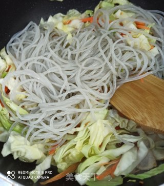 五花肉炒粉丝包菜的做法步骤：7