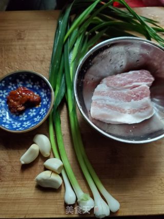 青蒜炒五花肉的做法步骤：1
