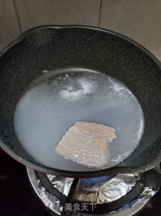 青蒜炒五花肉的做法步骤：2