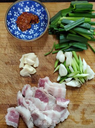 青蒜炒五花肉的做法步骤：3