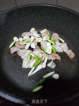 青蒜炒五花肉的做法步骤：6