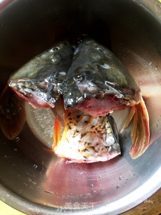 鱼头鱼尾豆腐汤的做法步骤：2