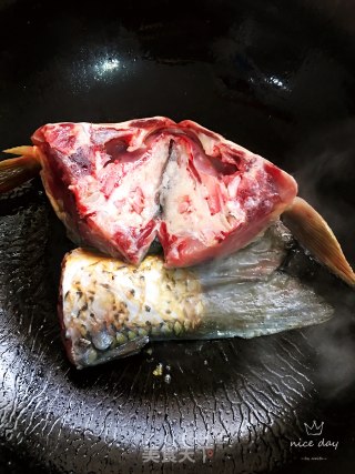 鱼头鱼尾豆腐汤的做法步骤：4
