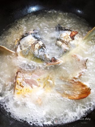 鱼头鱼尾豆腐汤的做法步骤：6