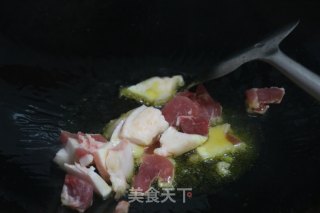 白菜猪肉粉条的做法步骤：2