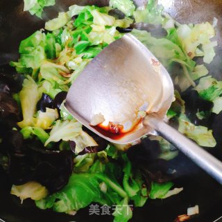 木耳炒甘蓝的做法步骤：6