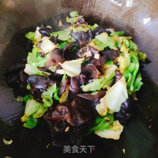 木耳炒甘蓝的做法步骤：7