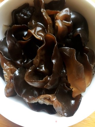 鸡肉炒尖椒木耳胡萝卜的做法步骤：2
