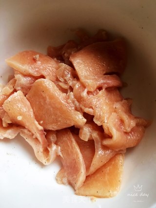 鸡肉炒尖椒木耳胡萝卜的做法步骤：5