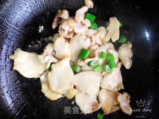 鸡肉炒尖椒木耳胡萝卜的做法步骤：7