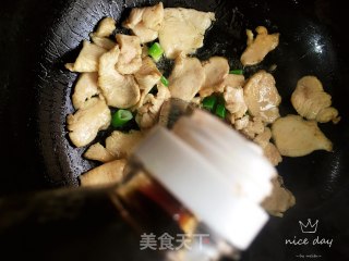 鸡肉炒尖椒木耳胡萝卜的做法步骤：8