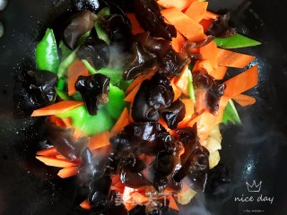 鸡肉炒尖椒木耳胡萝卜的做法步骤：9