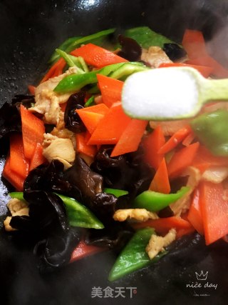 鸡肉炒尖椒木耳胡萝卜的做法步骤：11