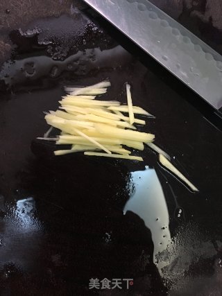 牛肉煲仔饭的做法步骤：2