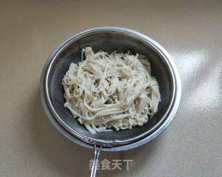 黑椒酱炒金针菇的做法步骤：4