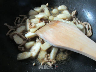 瘦肉丝炒荸荠的做法步骤：7