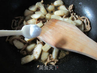瘦肉丝炒荸荠的做法步骤：8
