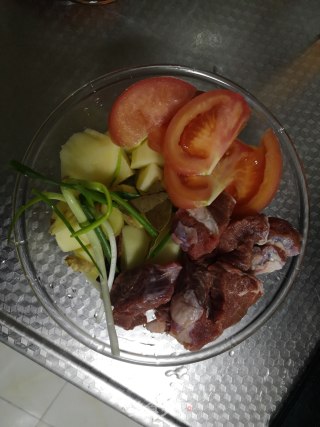 砂锅土豆牛腩的做法步骤：1