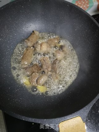 砂锅土豆牛腩的做法步骤：2