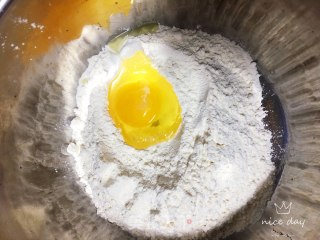 胡萝卜鸡蛋手擀面的做法步骤：2